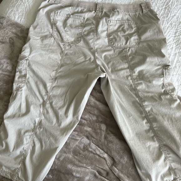 Style & Co  womens plus size 22W Cargo Capris Pants Stonewall color - Picture 11 of 13